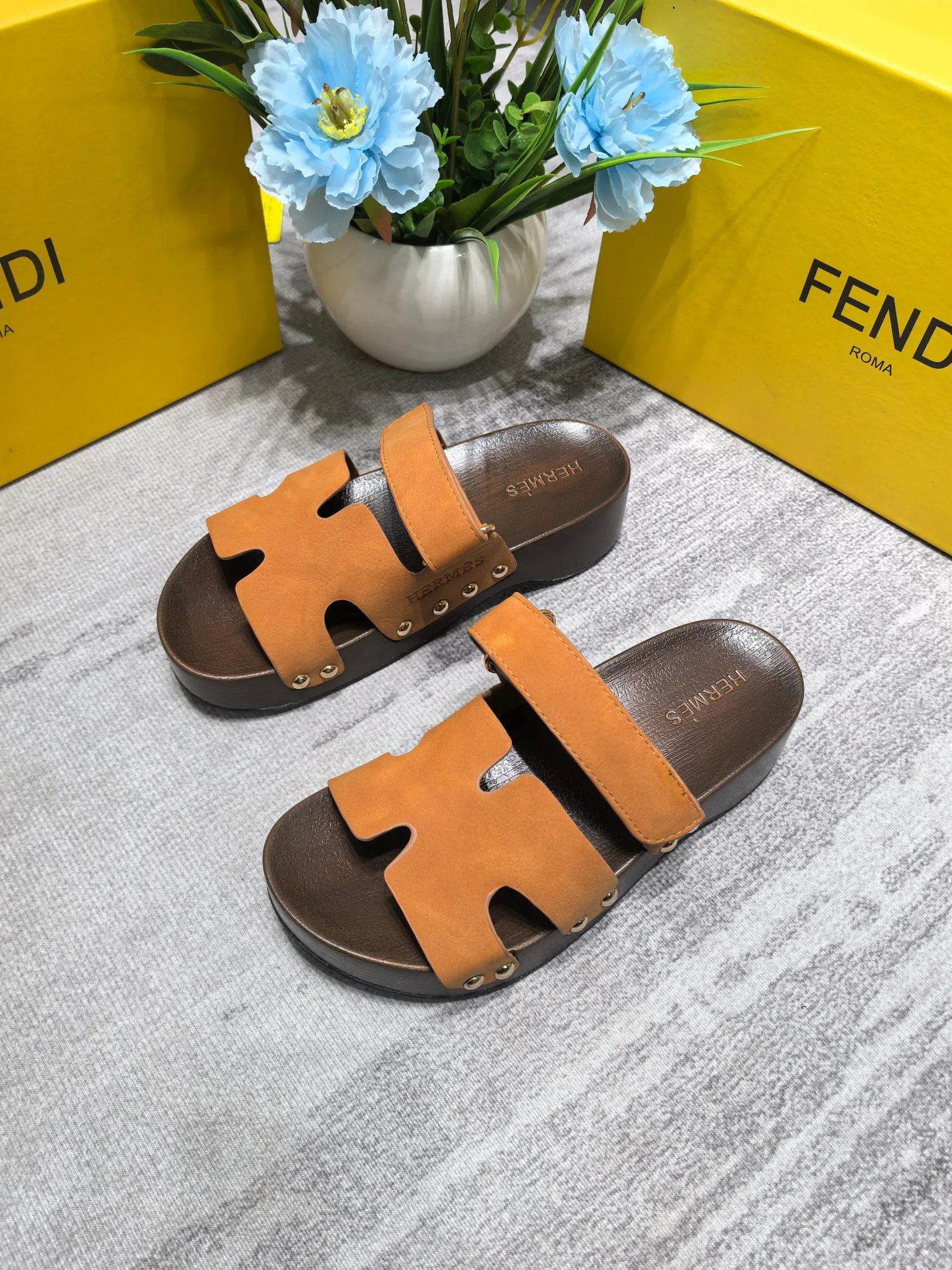 👟👟Ex-factory price 480👟👟Hermes second uncle clog slippers, original development + British retro design, classic and durable! The ultimate 1:1 body shape, imported high-end fabrics showing exquisite texture! Customized A-grade wood sole with mold opening and luxurious packaging! - Unique quality, 35-40 41 42 customized, non-refundable and non-exchangeable